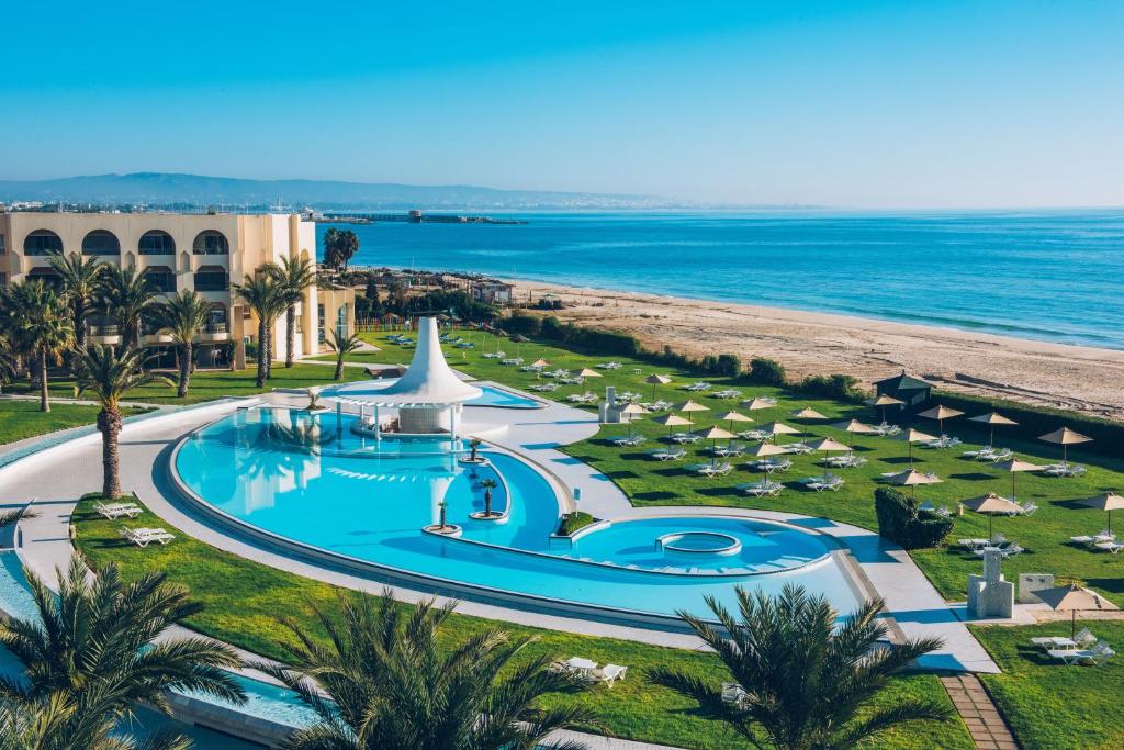 een luchtzicht op een resort met een zwembad en het strand bij Iberostar Averroes in Hammamet