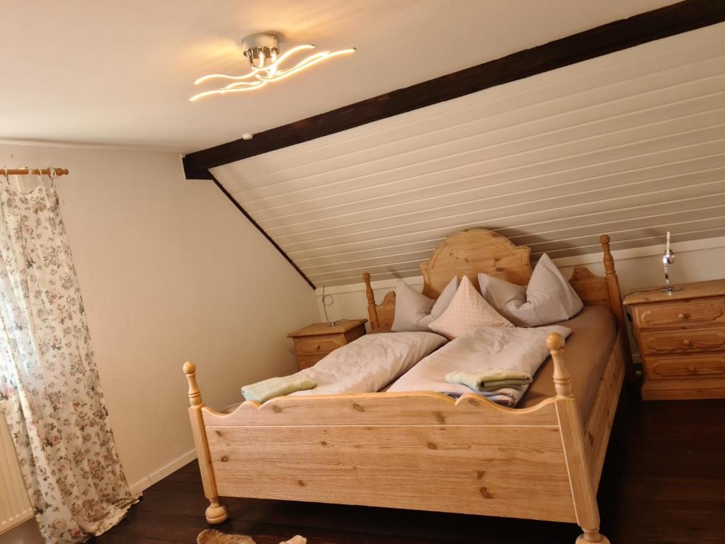 sypialnia z dużym drewnianym łóżkiem z poduszkami w obiekcie Pilgrims "Frieda" gemütlich Wohnen mit 2 Schlafzimmern w mieście Meschede