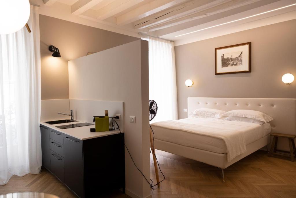 een kleine slaapkamer met een bed en een wastafel bij IL NIDO DI IRENA A VERONA in Verona