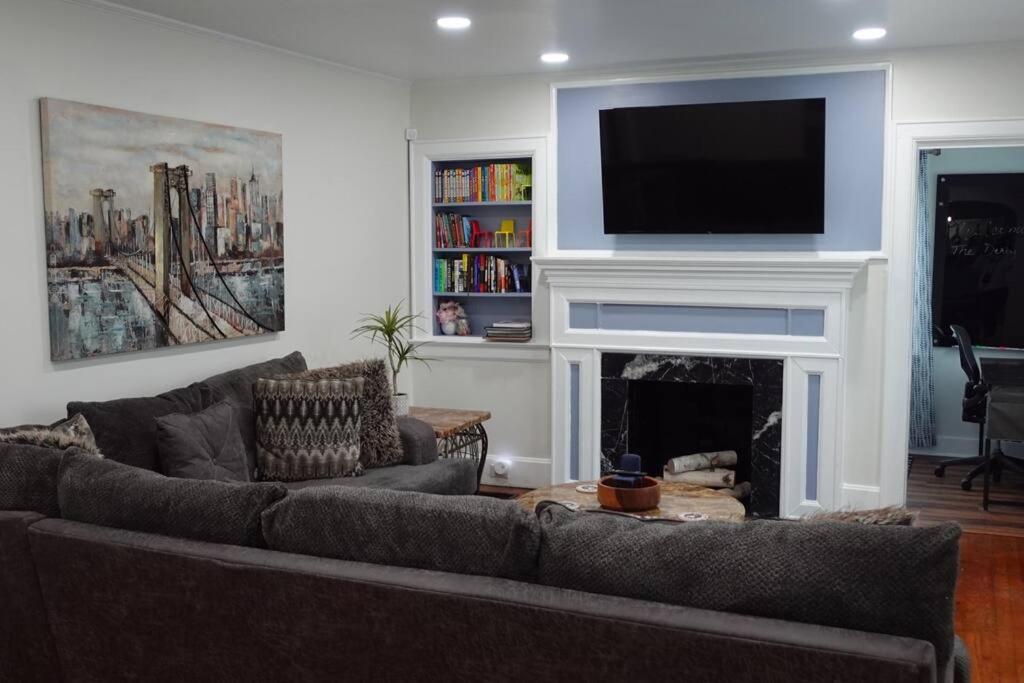 Cozy and Spacious 4 bedroom minutes from Downtown - Housity