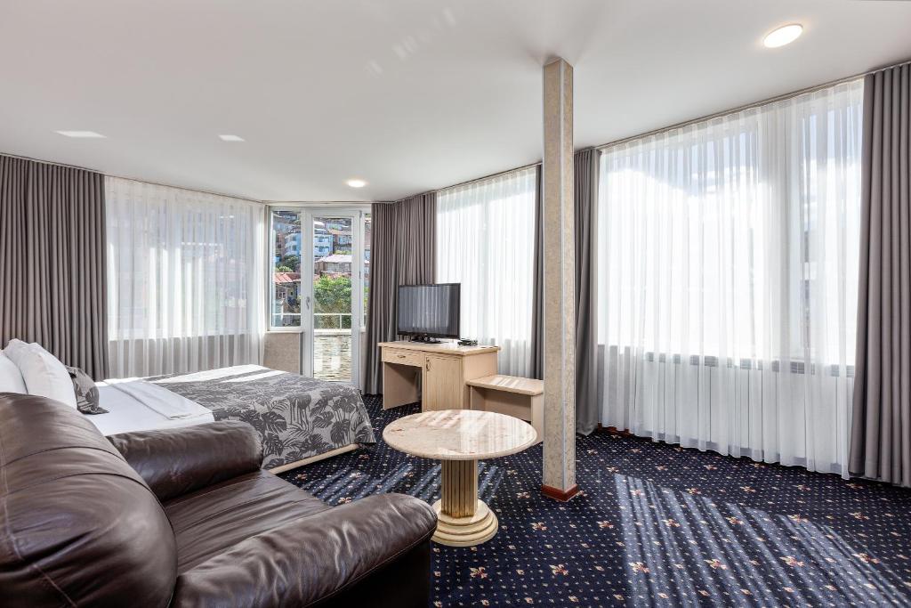 TV a/nebo společenská místnost v ubytování Sharden Hotel