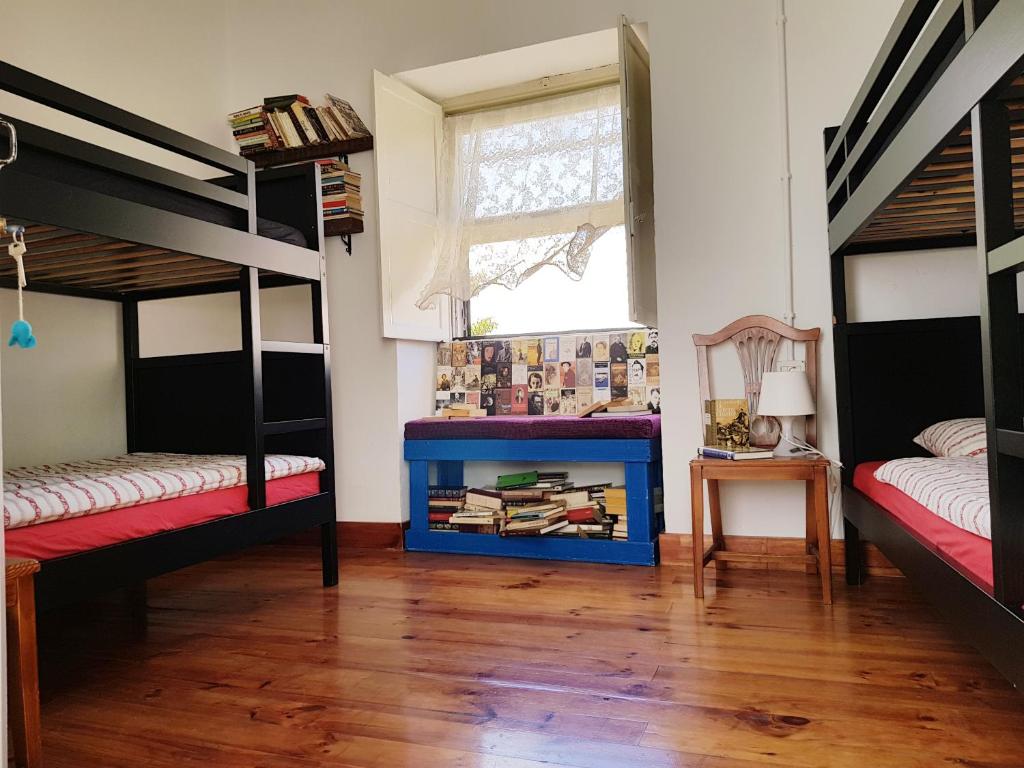 a room with two bunk beds and a window at Ratones de Biblioteca in Las Lagunas