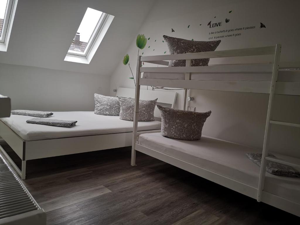 Cette chambre comprend 2 lits superposés et du parquet. dans l'établissement Ferienwohnung Jasmin, à Rust