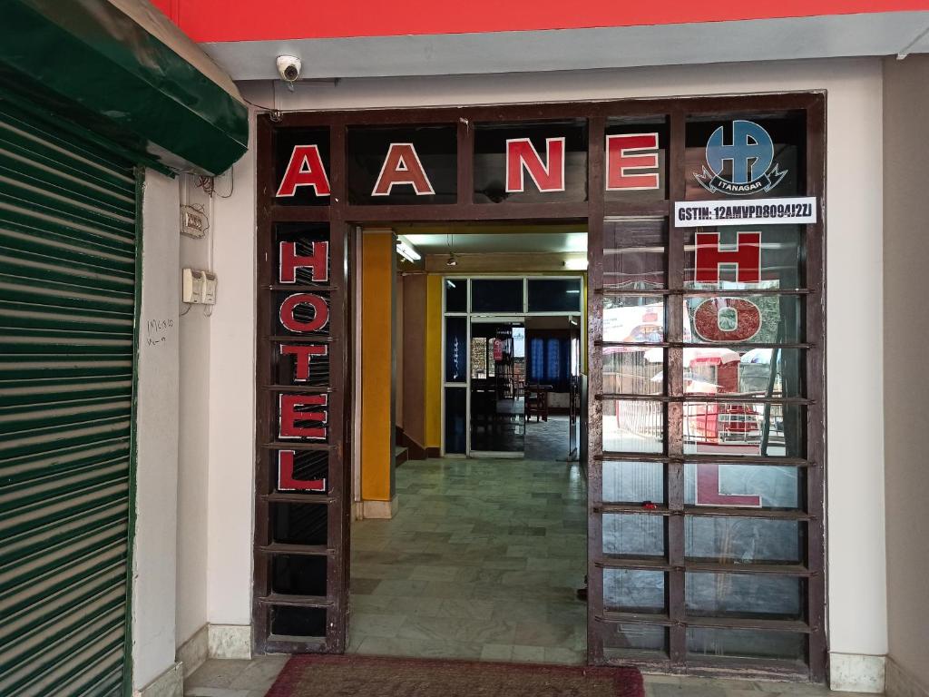 een ingang naar de winkel aarmaarmaarmaarmaarma met de deur open bij Hotel Aane in Itānagar