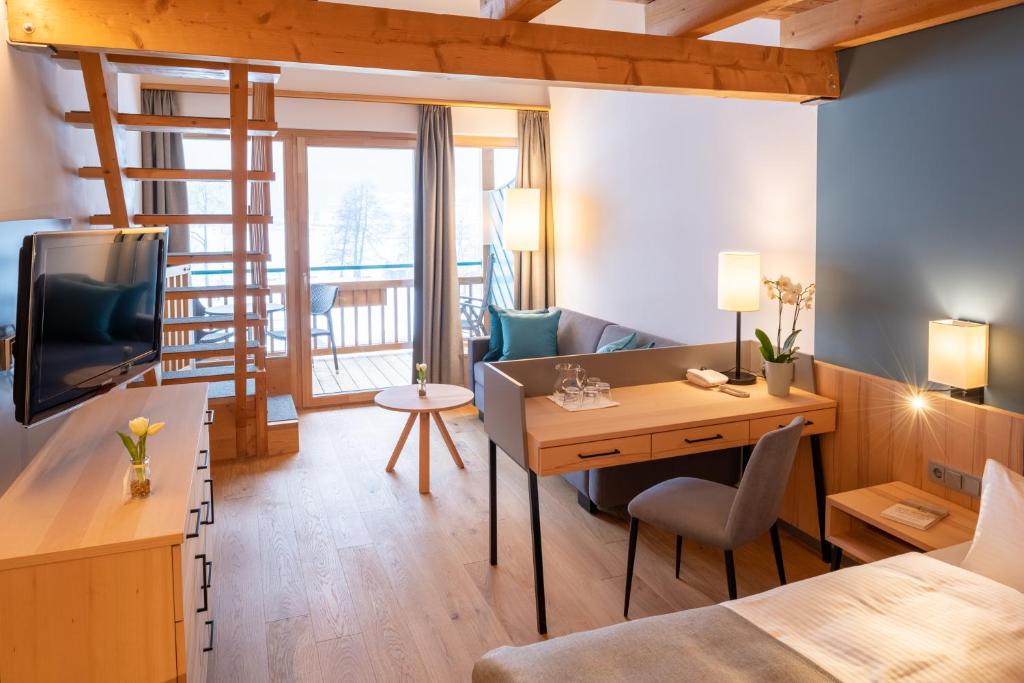 A television and/or entertainment centre at Familien- Sportresort BRENNSEEHOF