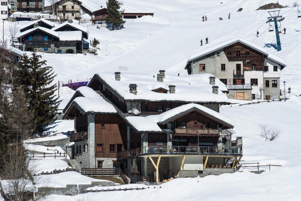 un lodge de esquí en la nieve con gente esquiando en Maison Cly, en Chamois