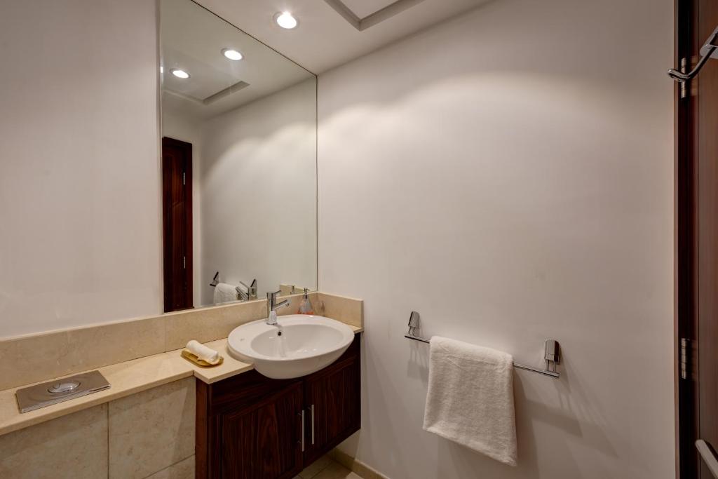 Koupelna v ubytování Durrani Homes - Luxe Living with Burj Khalifa and Fountain View - third room without partition