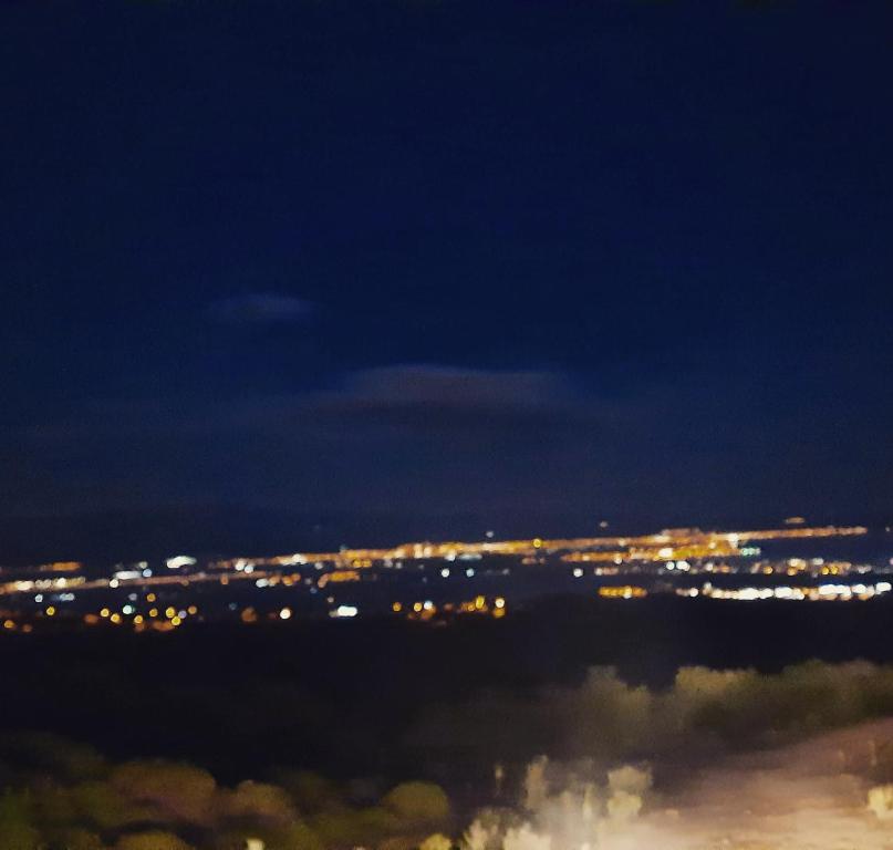 uitzicht op een stad 's nachts met verlichting bij Zeytindağı bungalow in Mehmetalanı