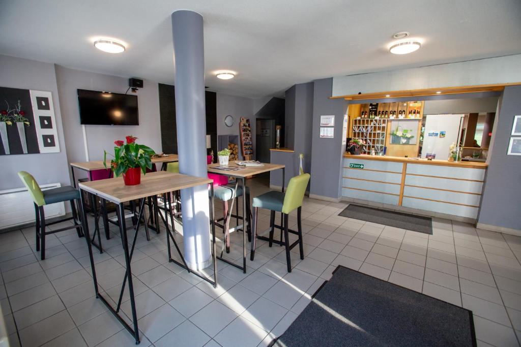 TV a/nebo společenská místnost v ubytování Hotel Ecluse 34