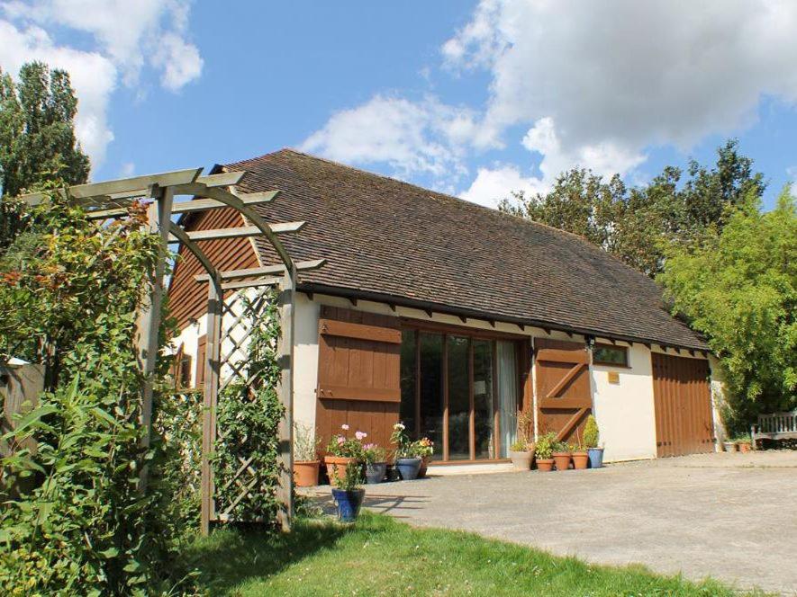 ein kleines Haus mit einem Torbogen davor in der Unterkunft Sandhole Barn in Snodland