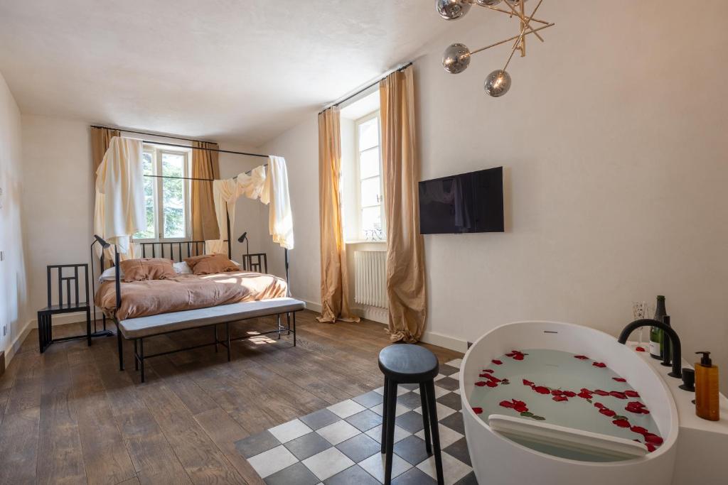 een slaapkamer met een bed, een tafel en een stoel bij Villa Sizzo Relais B&B in Trento