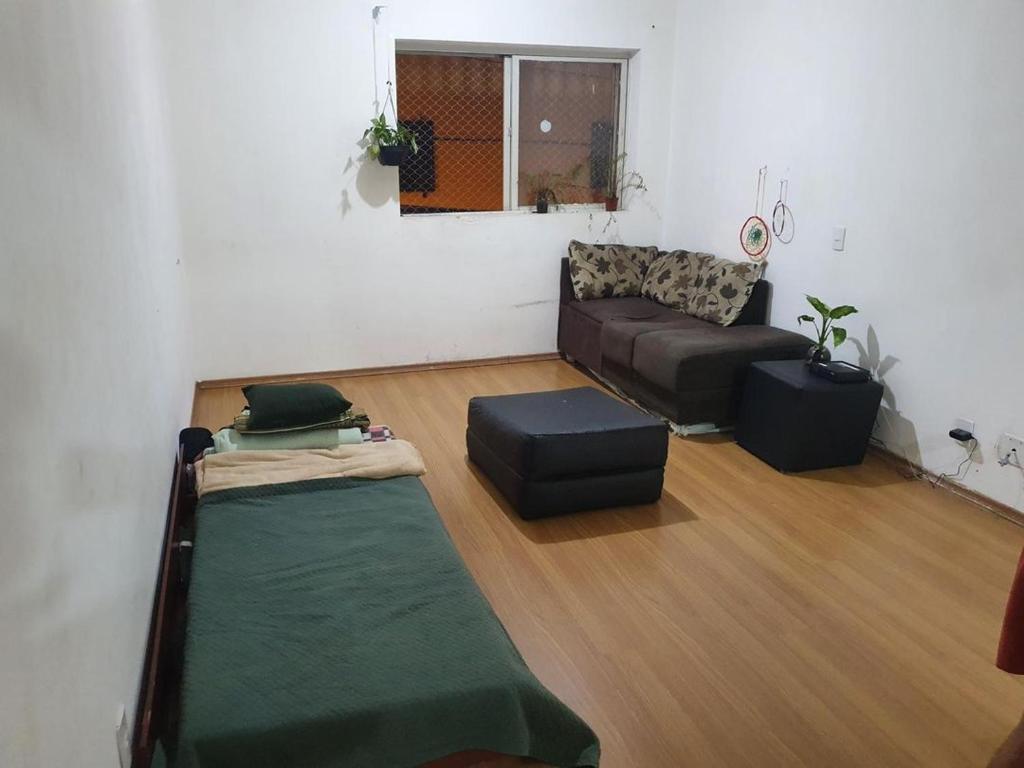 a living room with a couch and a table at Estudio no centro de campinas 26m² in Campinas