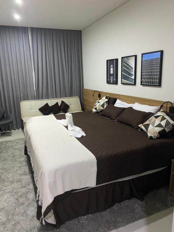 - une chambre avec un grand lit dans l'établissement LOFT CENTRAL de ITAIPAVA - GRANJA BRASIL, à Itaipava