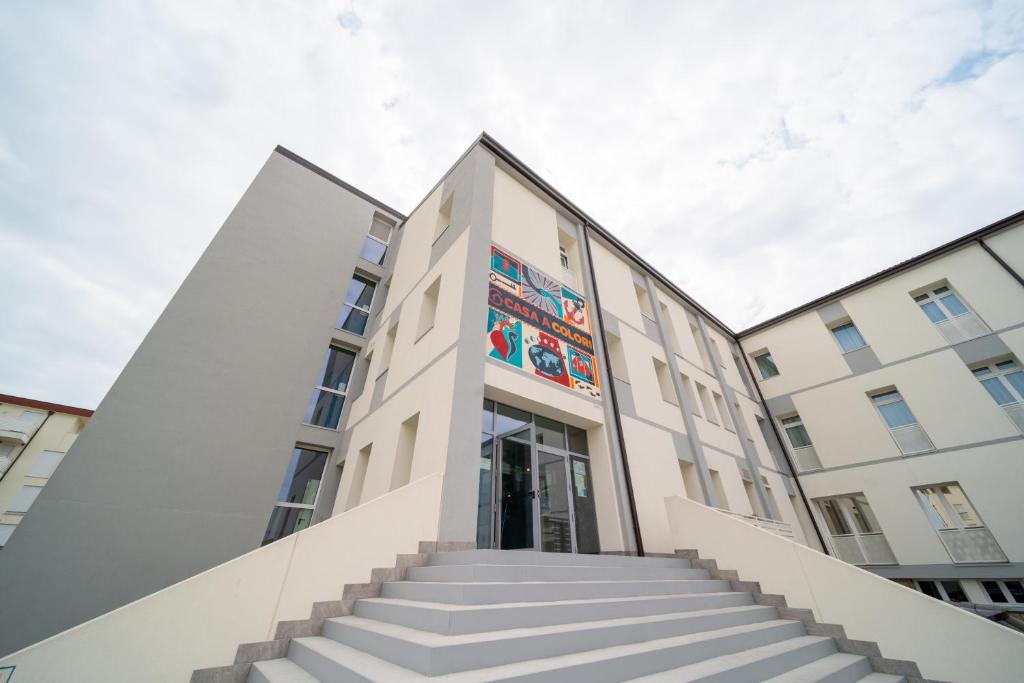 un bâtiment avec des escaliers en face de celui-ci dans l'établissement Casa a Colori Padova, à Padoue