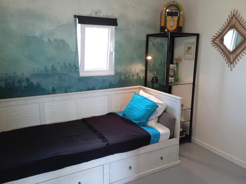 Un dormitorio con una cama con una almohada azul. en Eden 122, en Albi