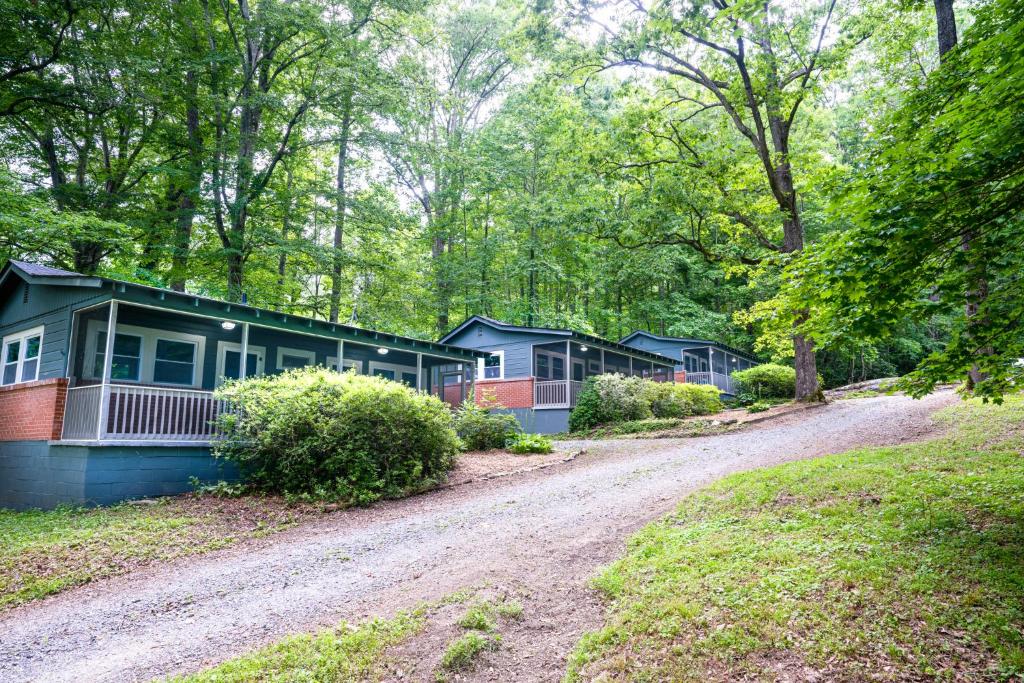 eine unbefestigte Straße vor einer Reihe von Häusern in der Unterkunft Foggy Bottom Cabins in Pisgah Forest