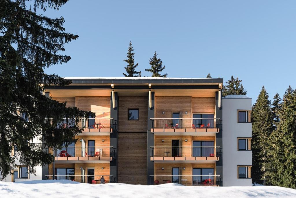 un edificio con nieve delante en Belambra Clubs Les Saisies - Les Embrunes - Ski pass included, en Villard-sur-Doron