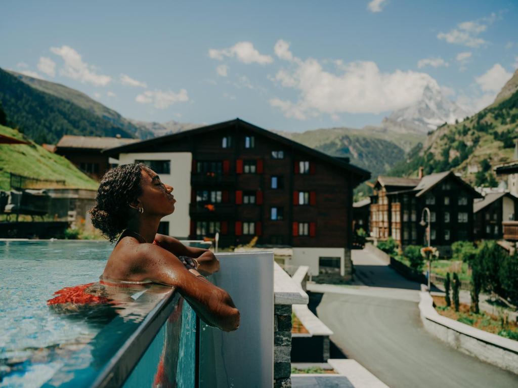 Nespecifikovaný výhled na hory nebo výhled na hory při pohledu z hotelu
