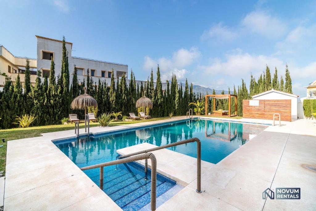 - une piscine dans l'arrière-cour d'une maison dans l'établissement Sunlit 2 BDRM Apt with View in Centro Plaza, à Marbella
