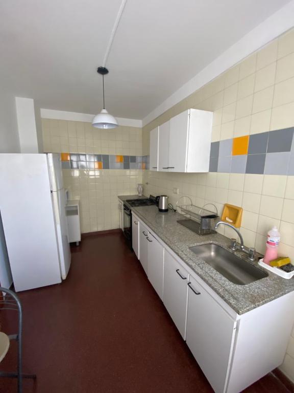 a kitchen with a sink and a refrigerator at DEPTO CENTRICO CON COCHERA EN CORRIENTES-Las Leonoras- in Corrientes