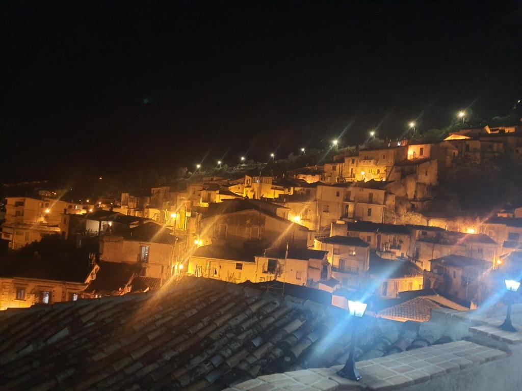 a view of a city at night with lights at Casa Vacanza Leo in Stilo