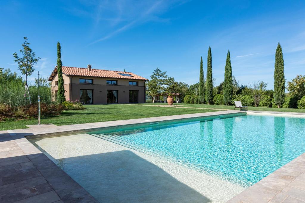 una piscina frente a una casa en Villa Benedetto, en Strada