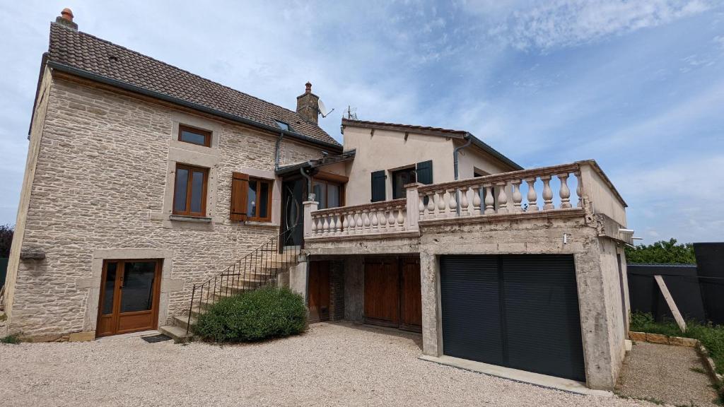 een groot bakstenen huis met een grote garage bij Le panorama des Hautes-Côtes in Fussey