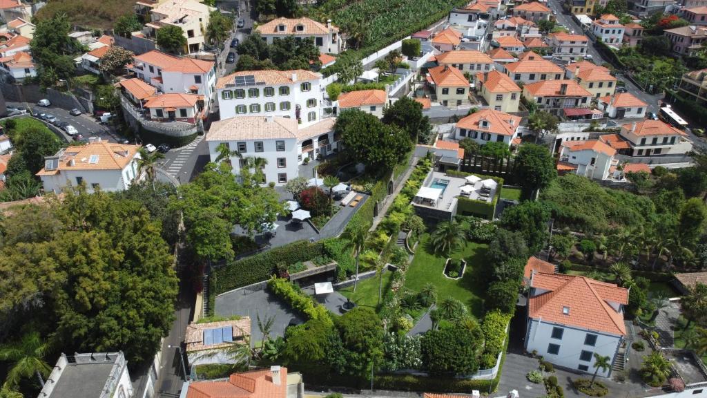 een luchtzicht op een stad met huizen bij VILLA QUINTA TORRINHA Rooms in Funchal
