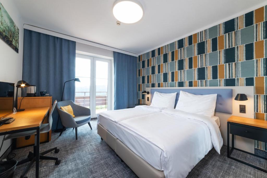 Postel nebo postele na pokoji v ubytování OREA Hotel Špičák Šumava