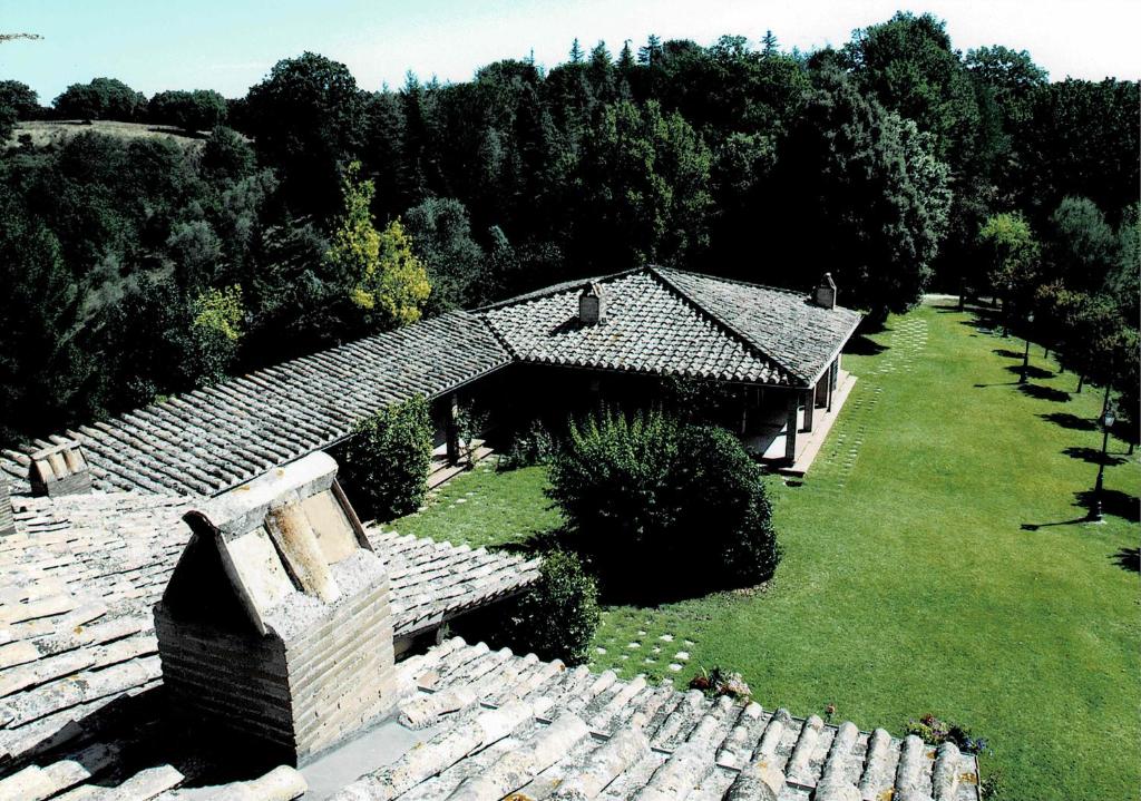 eine Luftansicht eines Hauses mit Hof in der Unterkunft Sur la Colline in Foglia