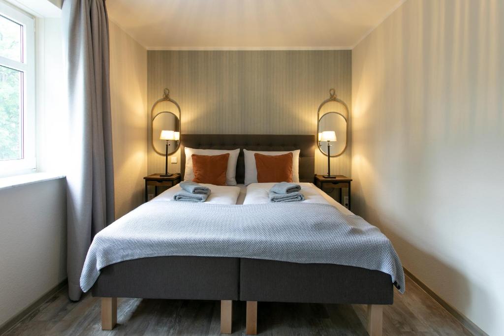 um quarto com uma cama grande e 2 candeeiros em Himmelreich Braunfels em Braunfels