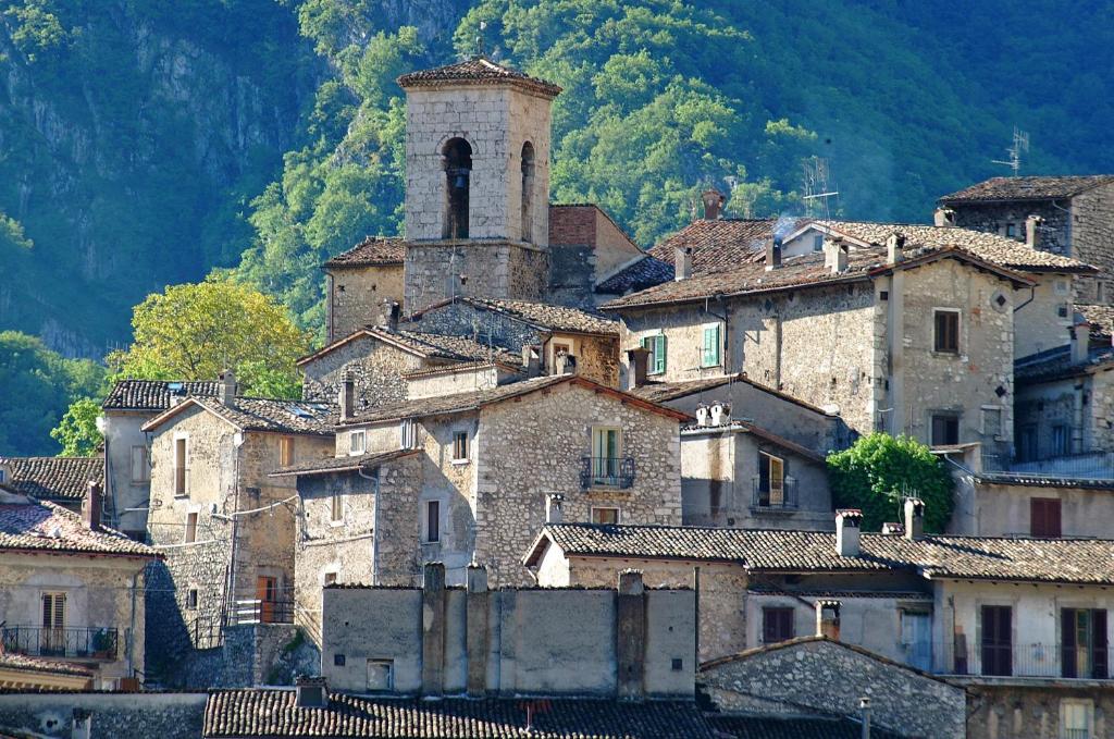 a group of buildings in a town with a tower at Bed & Breakfast Al Ponte in Scanno