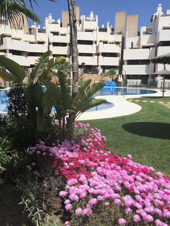 Bazén v ubytovaní Apartment 4p Beach 3 Pools Top Location Garden SPA Parking Shops alebo v jeho blízkosti