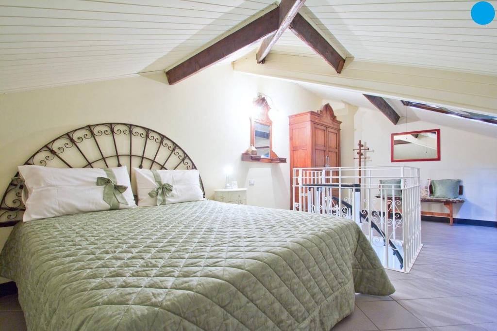 Un pat sau paturi într-o cameră la Case Vacanze Borgo Marina IMPERIA