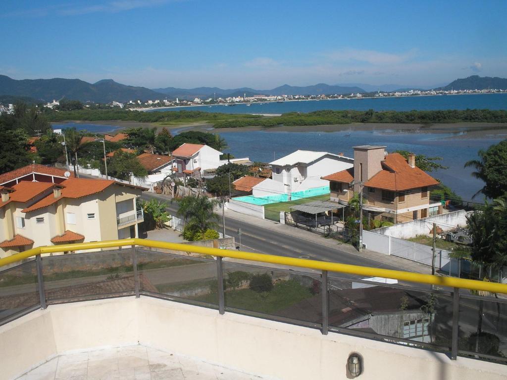 uitzicht op een stad met een rivier en huizen bij Residencial Ponta das Canas in Florianópolis