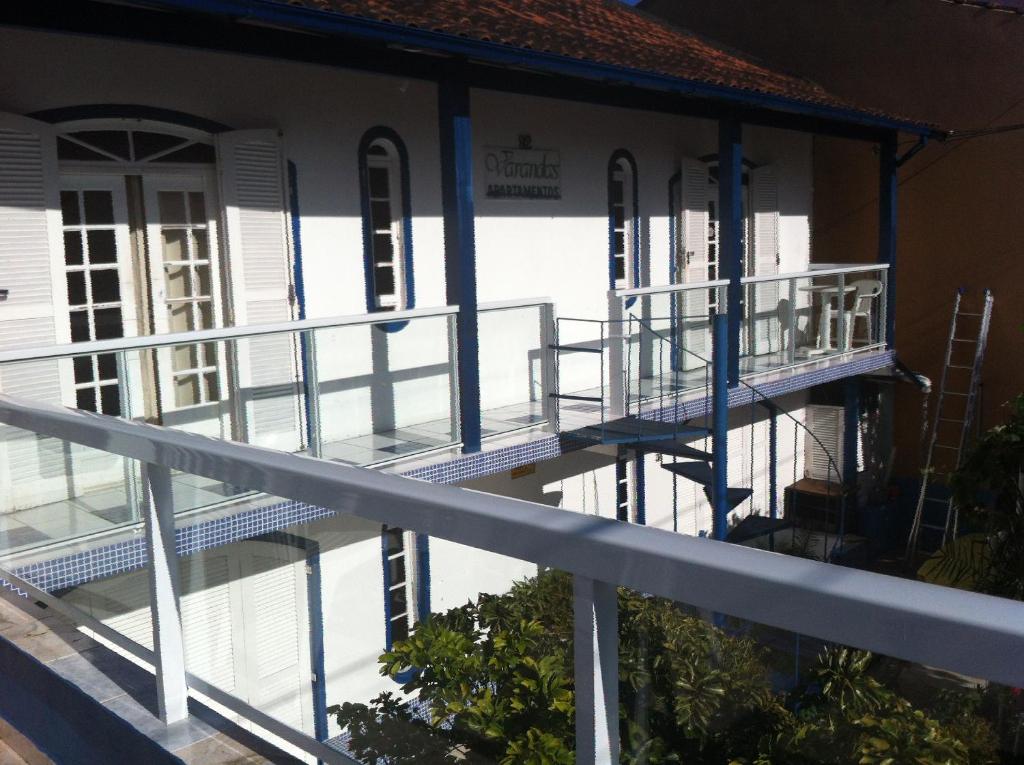 Un balcón de un edificio con barras azules y escaleras en Residencial Varandas, en Florianópolis