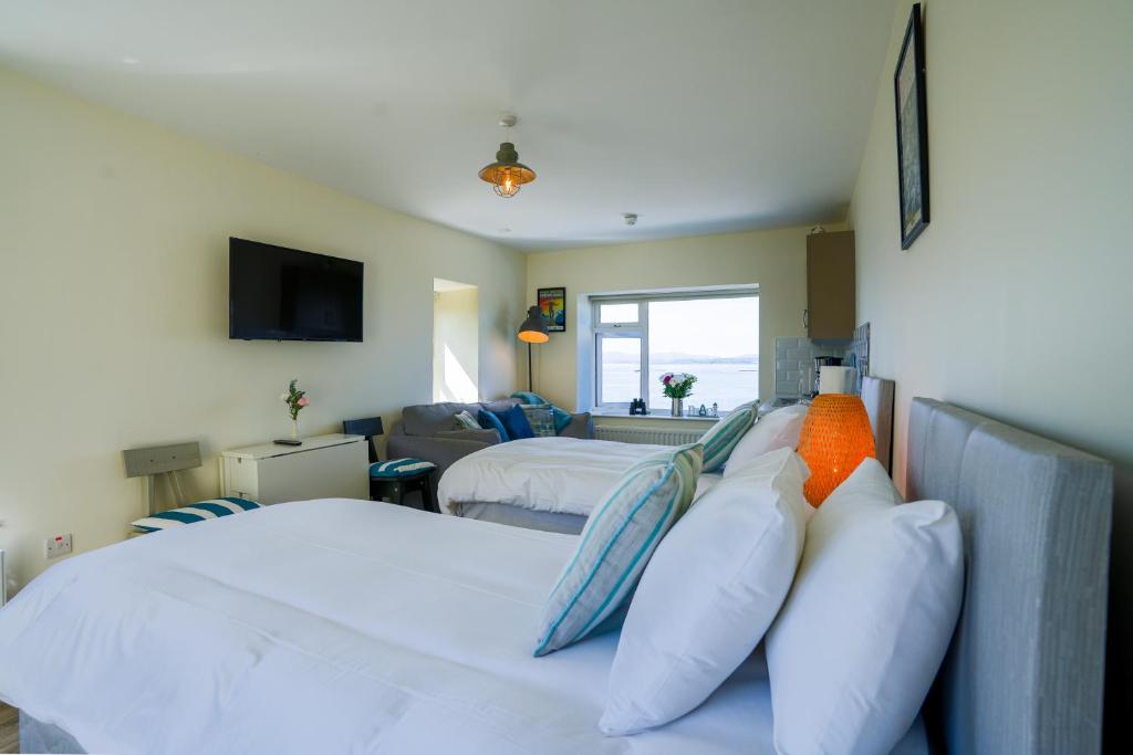Postel nebo postele na pokoji v ubytování The Gaslight Inn Self Catering Holiday Apartments Rossnowlagh Donegal
