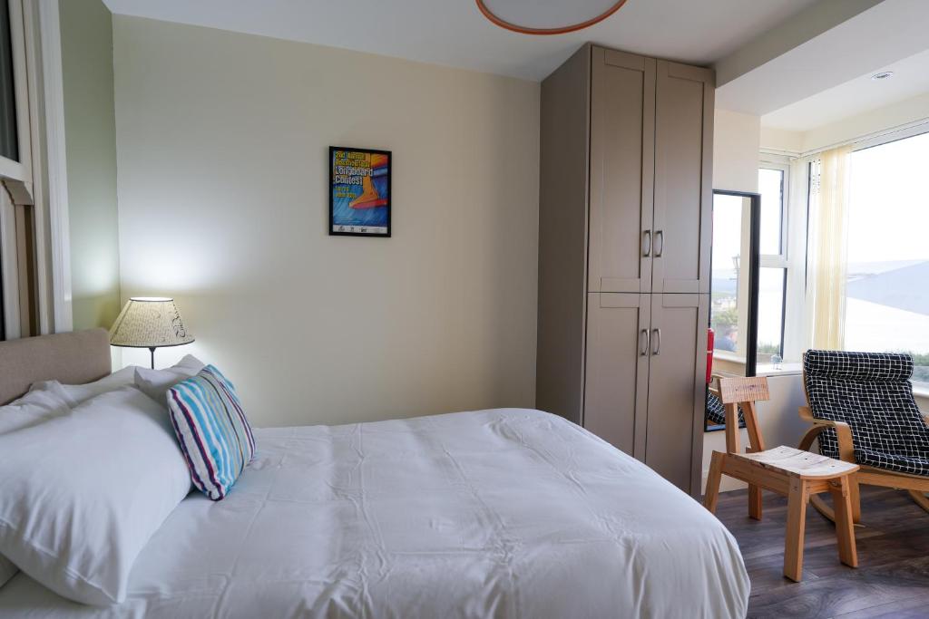 Postel nebo postele na pokoji v ubytování The Gaslight Inn Self Catering Holiday Apartments Rossnowlagh Donegal