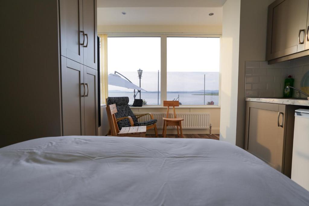 Postel nebo postele na pokoji v ubytování The Gaslight Inn Self Catering Holiday Apartments Rossnowlagh Donegal