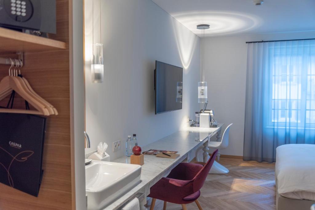 TV a/nebo společenská místnost v ubytování CASPAR Swiss Quality Hotel