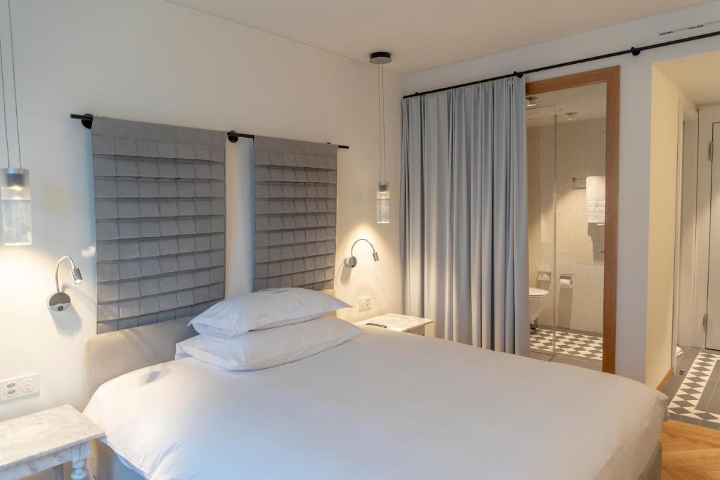 Postel nebo postele na pokoji v ubytování CASPAR Swiss Quality Hotel