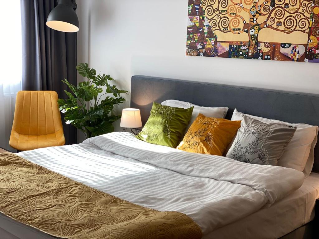 Una cama con sábanas blancas y almohadas en un dormitorio en Apartamenty Wakacyjna Wioska Ngô 20m od Suntago, en Mszczonów