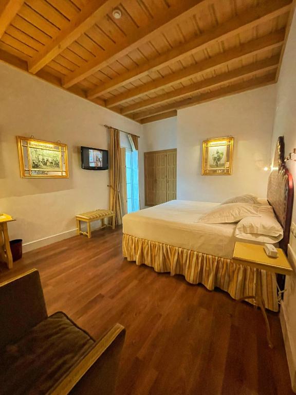 A television and/or entertainment centre at Las Casas de la Judería de Córdoba