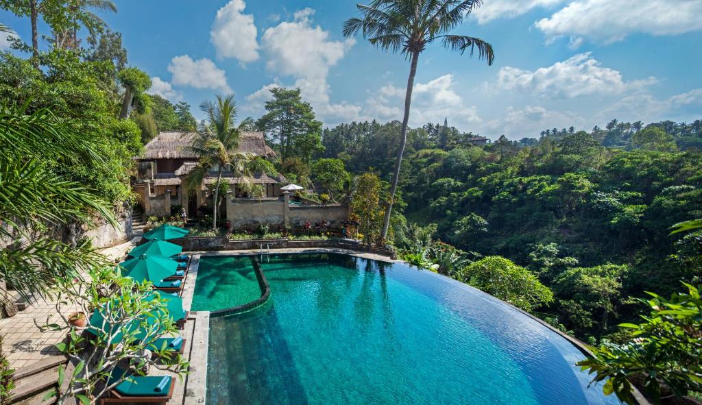 une piscine dans un complexe dans la jungle dans l'établissement Pita Maha Resort & Spa, à Ubud