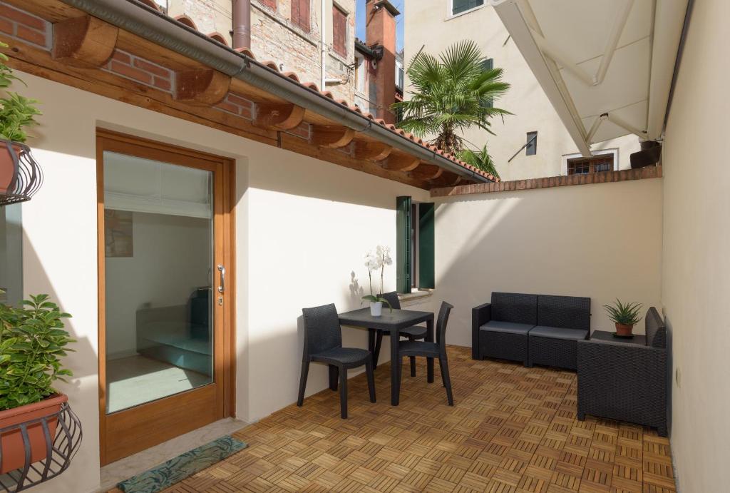 威尼斯的住宿－CorteLuna incantevole a 500 metri da p.zza S.Marco，大楼内带桌椅的天井
