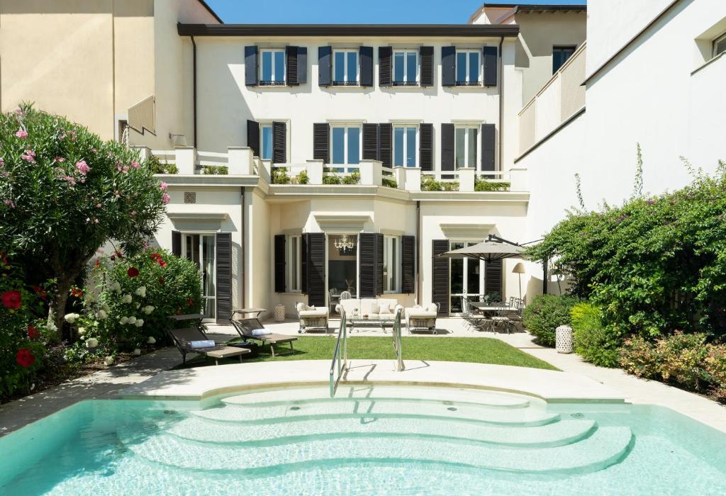 ein Haus mit Pool davor in der Unterkunft Luxury Villa Manin Viareggio | UNA Esperienze in Viareggio