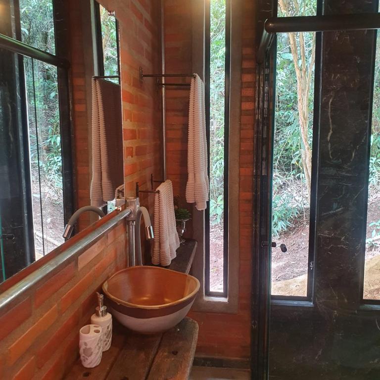 クーニャにあるTiny Houses O Olival - aluguel temporadaの窓付きの客室内の木製の洗面台