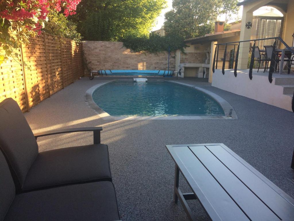 Bazén v ubytovaní Jolie Villa, Piscine, 10min centre ville, WIFI alebo v jeho blízkosti