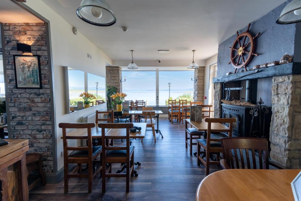 Restaurace v ubytování The Gaslight Inn Self Catering Holiday Apartments Rossnowlagh Donegal