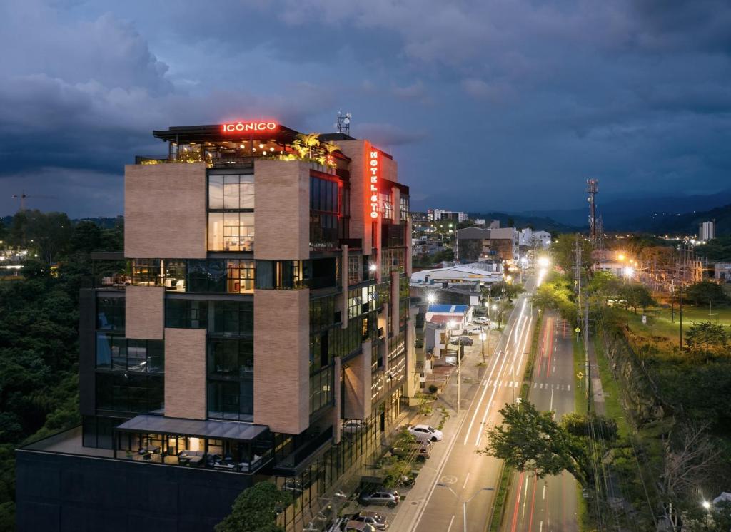 un edificio con una señal de neón en el lateral de una calle en Hotel Sexto by Icono, en Armenia